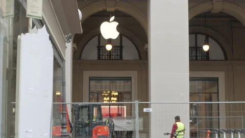 Work in progress at Apple Store Vídeos de archivo 148756756