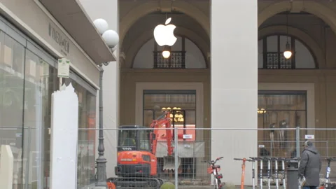 Work in progress at Apple Store Vídeos de archivo 148759059