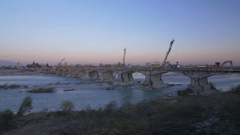 Work in progress at Ponte della Priula in the evening - 4k Vídeos de archivo 99018793
