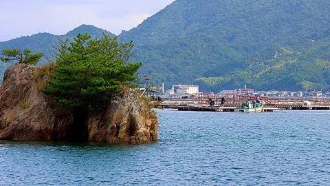 Work Scenery of Craftsmen Relocating Oyster Rafts Near Hiroshima Power Spot,01 库存影片 342824728