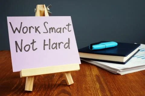 Work smart not hard motivation quote written on piece of paper. Foto stock