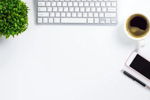 Work space of table with smartphone, pen, coffee cup, computer keyboard and p Foto stock