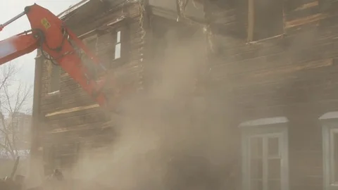The work of special equipment for the demolition of old buildings Vídeo Stock 69730259