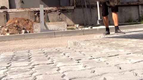 The work of a special machine for the automatic laying of several square meters  Vidéo 113218552