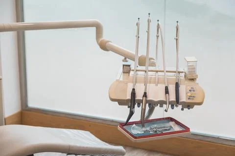Work table with dental tools in a dentist's office.health and wellness concep 库存照片