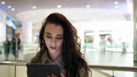 Work with the tablet in the shopping center. Stock Footage 170073677
