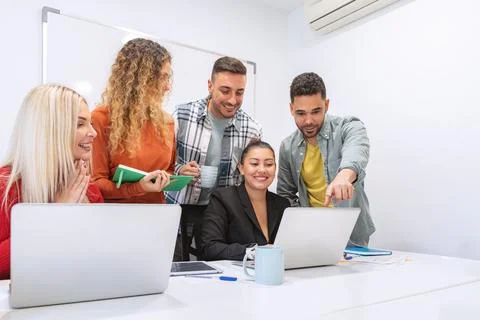 Work team analyzing a project displayed on the laptop computer Foto stock