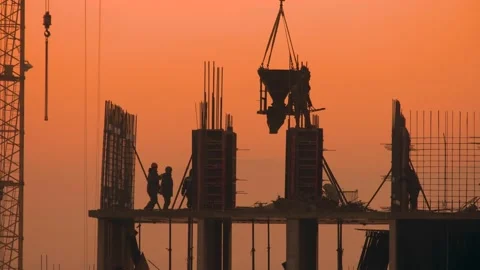 Work of a team of installers at a construction site 库存影片 185602803