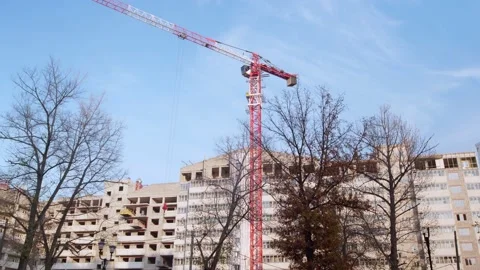 The work of a tower crane in the construction of an apartment building. Vidéo 143117410