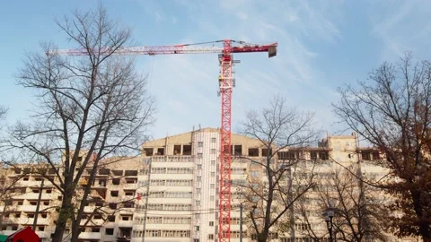 The work of a tower crane in the construction of an apartment building. Vidéo 143117419
