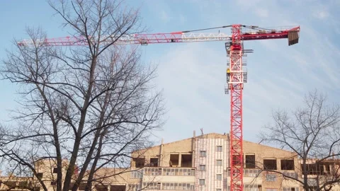 The work of a tower crane in the construction of an apartment building. Vidéo 143117541