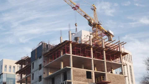 The work of a tower crane in the construction of an apartment building. Vidéo 143117709