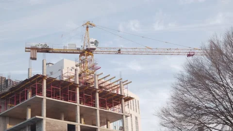 The work of a tower crane in the construction of an apartment building. Vidéo 143117833
