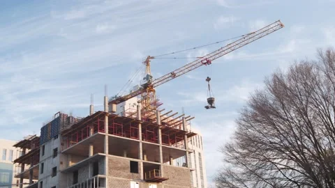 The work of a tower crane in the construction of an apartment building. Vidéo 143117834