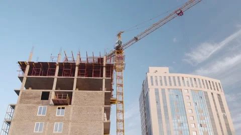 The work of a tower crane in the construction of an apartment building. 库存影片 143117969
