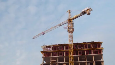 The work of a tower crane in the construction of an apartment building. 库存影片 143118056