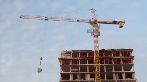 The work of a tower crane in the construction of an apartment building. 库存影片 143118064