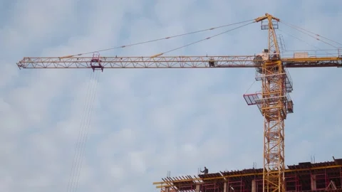 The work of a tower crane in the construction of an apartment building. 库存影片 143118107