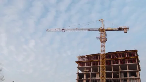The work of a tower crane in the construction of an apartment building. 库存影片 143118122