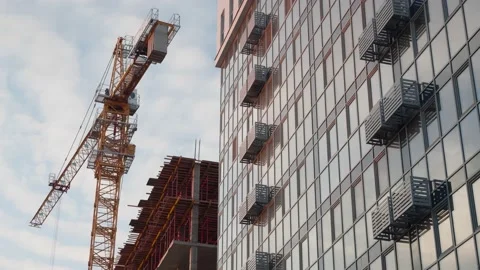 The work of a tower crane in the construction of an apartment building. 库存影片 143118167