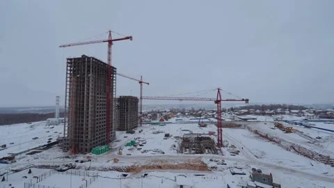 The work of a tower crane on the construction of a house 스톡 동영상 231695016