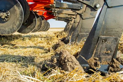 Work of the trailed unit for tillage in the field Stock-Fotos