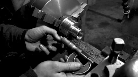 Work turning product metalworking on old equipment Stockbeeldmateriaal 160658951