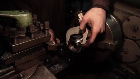 Work turning product metalworking on old equipment Vídeo Stock 160659951