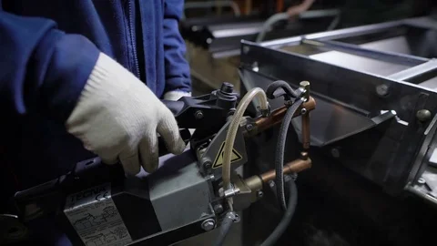 Work using mechanized hand for spot welding of metal izdeliy.Muzhchina working Видео 71085053