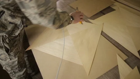 Work with veneer, trimming and stitching the veneer with a special thread Vídeo Stock 104074560