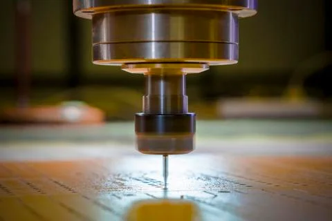 Work of the vertical milling machine with CNC. milling spindle 库存照片