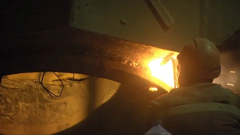 The work of a welder in a metallurgical plant. The process of welding in prod Vídeos de archivo 105840120