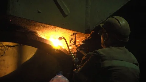 The work of a welder in a metallurgical plant. The process of welding in prod Vidéo 105840124