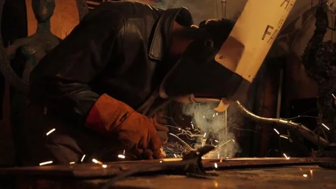 The work of the welder. The process of welding metal in a factory. 库存影片 136310791