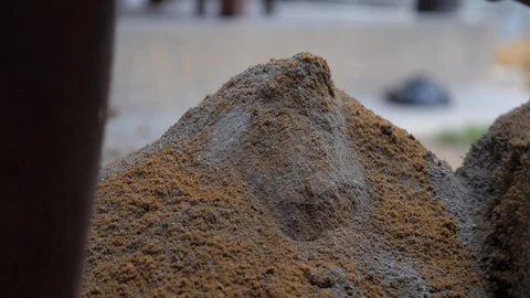 Worker adds sand to cement before mixing with metal shovel Vidéo 129367861