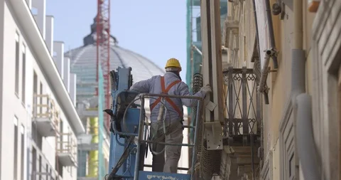 Worker on aerial work platform Stock Footage 89973459