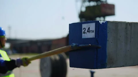 Worker align the concrete beam 库存影片 93294586