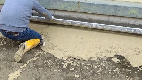 Worker with an aluminum straightedge Vídeo Stock 84253841