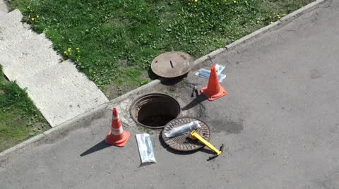 Worker and manhole 動画素材 24578048
