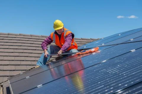 Worker and solar panels Stockfoto's