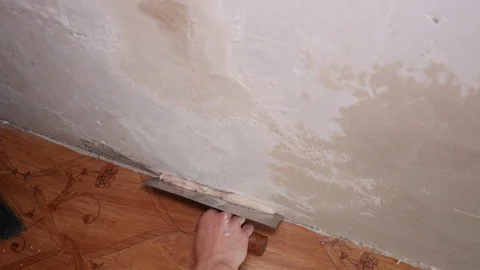 Worker Applies Plaster to the Wall with a Spatula Vídeo Stock 77507082