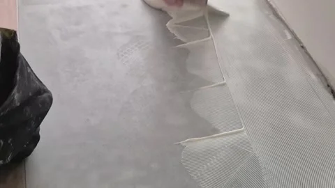 Worker Applying Adhesive Glue with Notched Trowel 库存影片 336430418