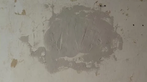 Worker applying filler plaster to an old wall with a spatula to repair it 스톡 동영상 341362924