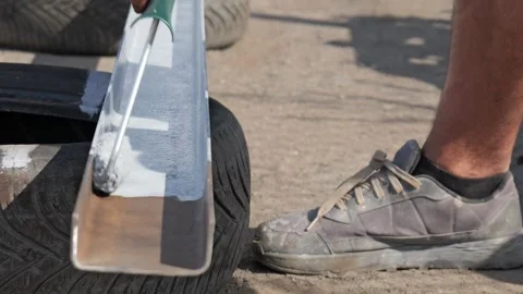 Worker applying primer paint on metal surface with a roller 库存影片 347168973