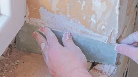 Worker applying skim coating material to the freshly made plasterboard wall Vídeo Stock 142954317