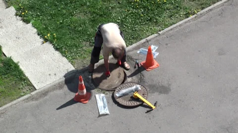 Worker are closing manhole. Time lapse Video stock 24577575