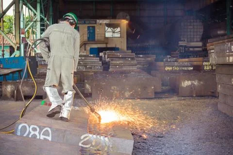 Worker are peeling the slab surface, Steel industry background. Foto stock