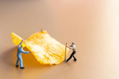 Worker are working with potato chips Stock-Fotos