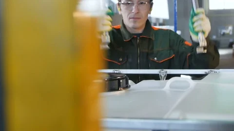 Worker Assembles Intermediate Bulk Container Frame Видео 79661775