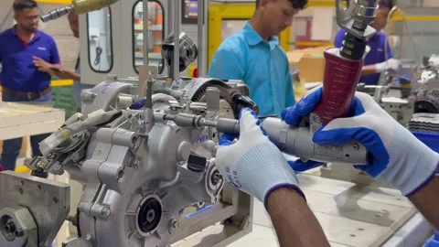 Worker assembling engine with power tool on factory assembly line Video stock 344099287